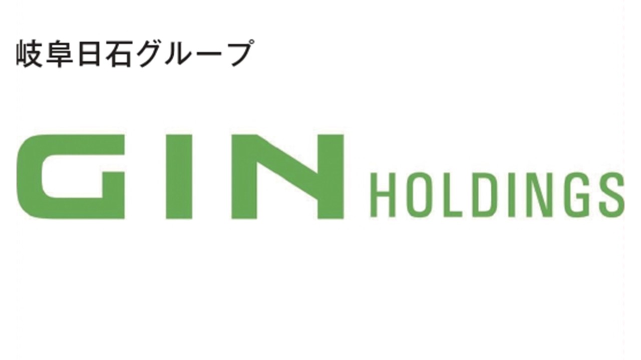 03_GIN_HOLDING.jpg